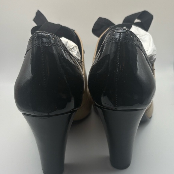 Gianni Bini jiterbug style Black and Tan Heels - Picture 5 of 8